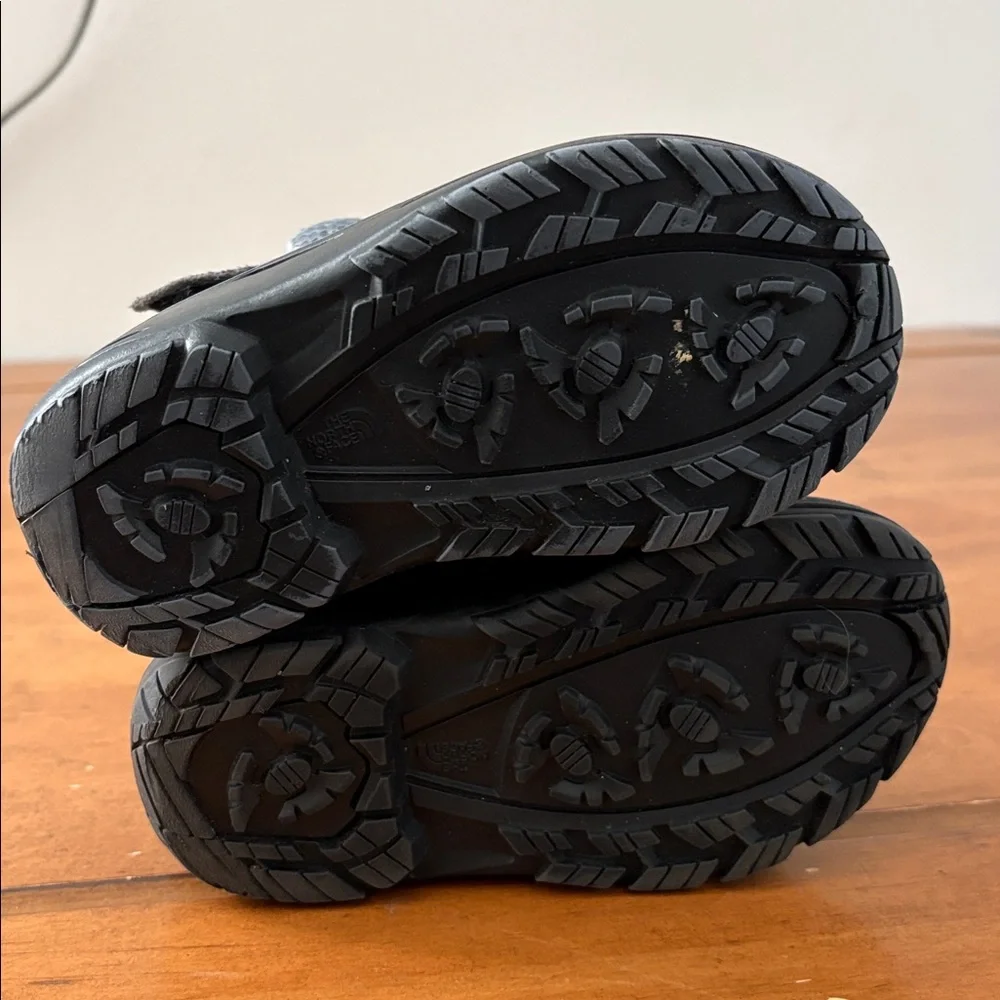 The North Face Alpenglow ll Kids Gray and Black Snow Boots Size 9
